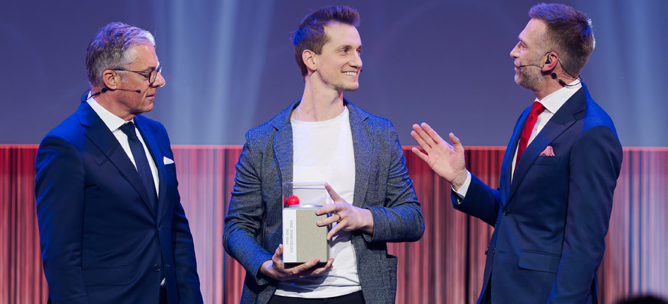 Zindel United-CEO Andreas Zindel (Mitte) freut sich über den Sieg beim Prix SVC Ostschweiz 2024. Bild: zVg/SVC/Manuel Lopez