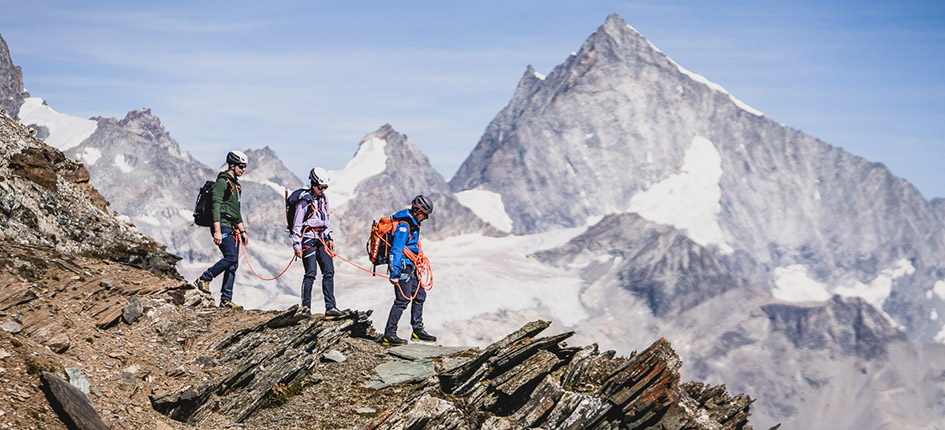 Die Mammut Sports Group hat gemeinsamt mit Bergführerprofis von Zermatters und Andermatters die Mammut Mountain School ins Leben gerufen. Bild: Zermatters, Hugo Vincent Photography