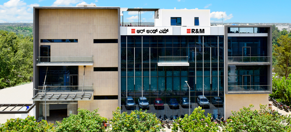 Das neue Werk von R&M in Bagaluru bietet auf drei Stockwerken 400 bis 500 moderne Arbeitsplätze. Bild:R&M
