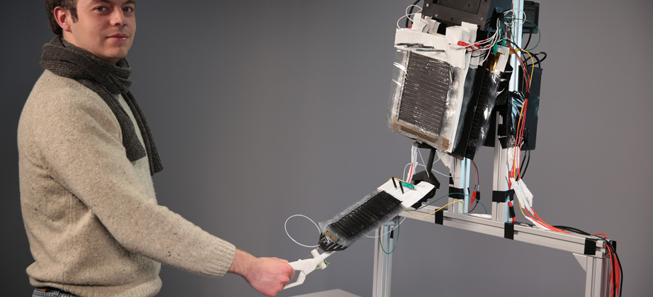 Der Prototyp des Roboterarms des von Maxon unterstützten Projekts SARA kann Händeschütteln. Bild: ETH Zürich/Martin Wieser