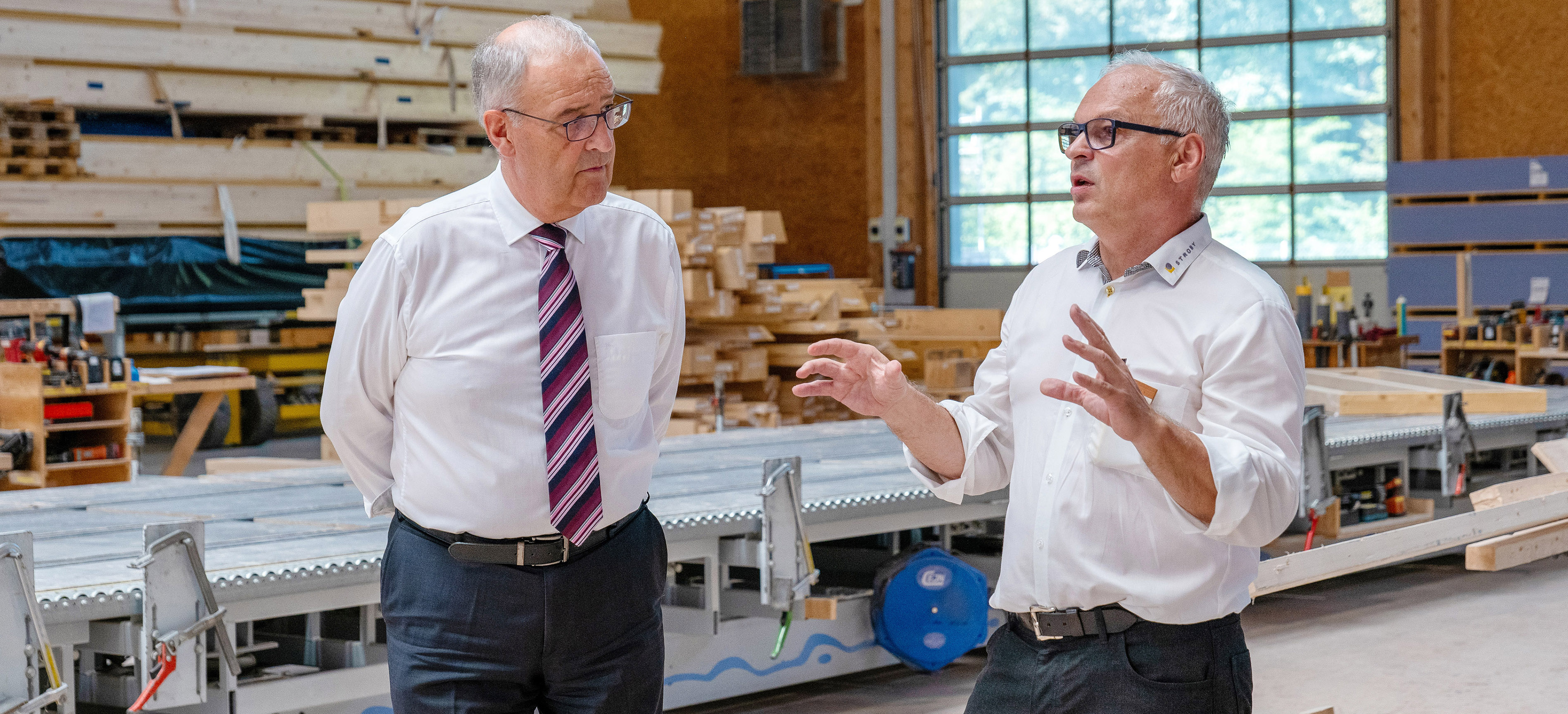 Auf dem Rundgang durch das Produktionszentrum in Root interessierte sich Bundesrat Guy Parmelin (links) für die Ausführungen von Anton Strüby, Verwaltungsratspräsident der Strüby Unternehmungen. Bild: zVg/Strüby Konzept AG