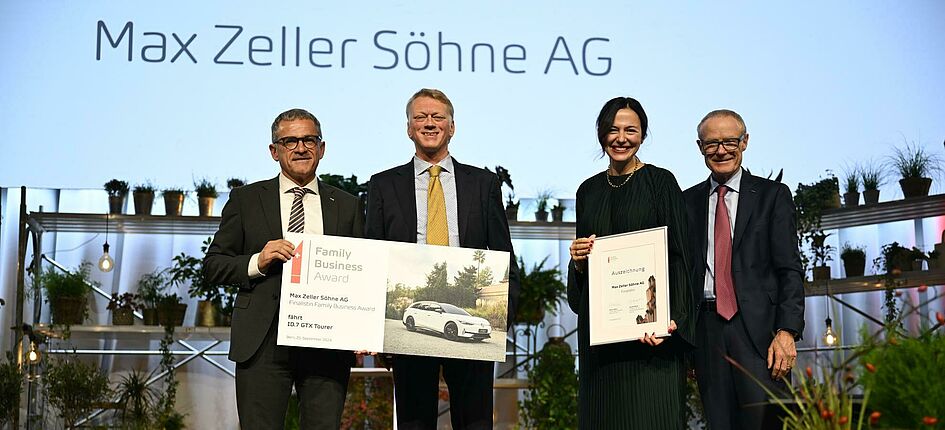 Das Gewinnerunternehmen 2024: Max Zeller Söhne AG mit Martin Haefner, Verwaltungsratspräsident AMAG Group AG (rechts), Helmut Ruhl, CEO AMAG Group AG (links), und FBA-Jurypräsidentin Gabriela Manser (3.v.l.). Bild: zVg/AMAG Group AG