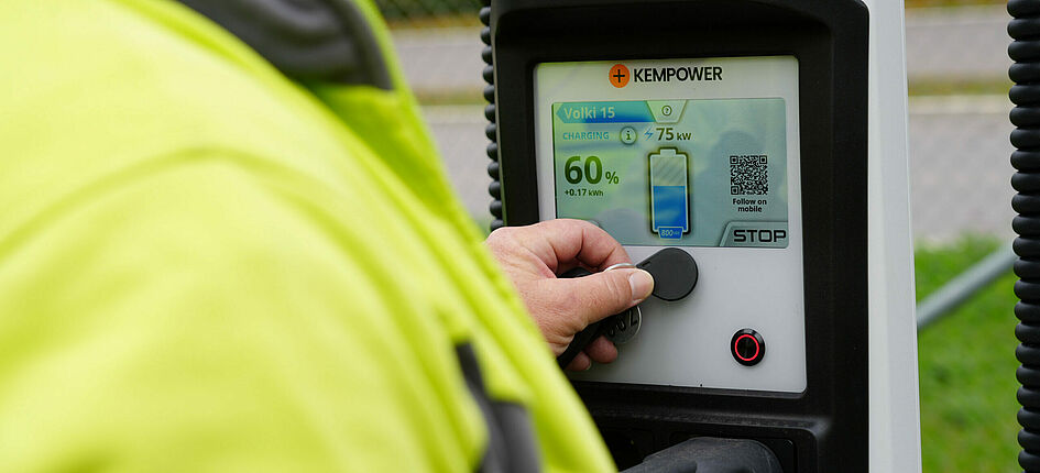 Die Schneider Umweltservice AG hat am Standort Volketswil einen Ladepark für Elektrofahrzeuge in Betrieb genommen. Bild: Schneider Umweltservice AG