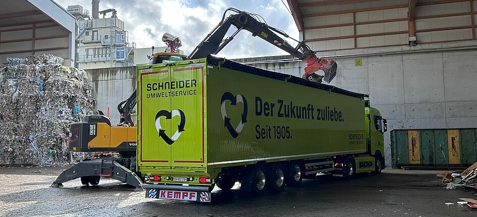 Die Schneider Umweltservice AG führt einen elektrisch betriebenen Schubboden ein. Bild: Schneider Umweltservice AG