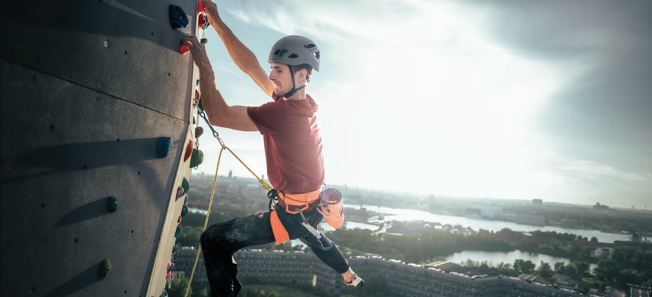 Adam Ondra’s Aufstieg an der Fassade von CopenHill: Ein Symbol des Engagements für Nachhaltigkeit. Bild: Petr Chodura / Mammut Sports Group AG