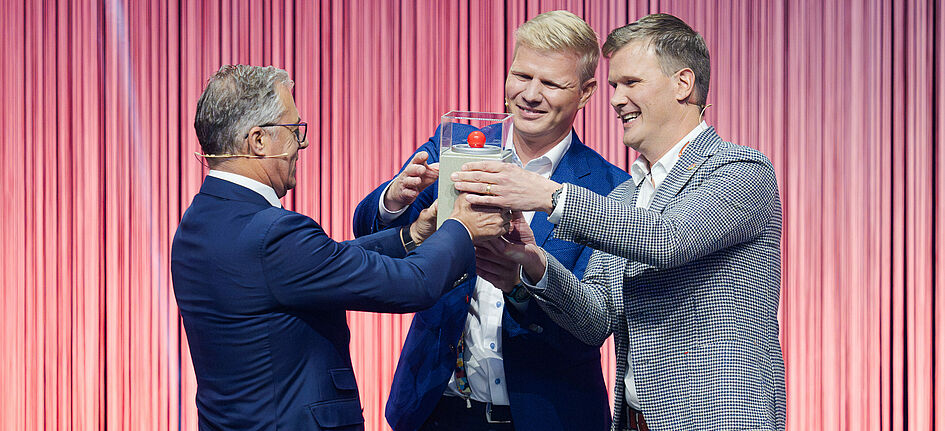 Cédric (Mitte) und Florian Spielhofer (rechts) nehmen den Prix SVC Suisse Romande 2024 entgegen. Bild: zVg/SVC/Keystone/Manuel Lopez