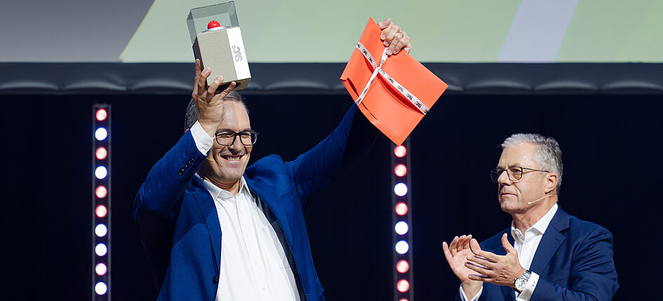 Der Gewinner des Prix SVC Wirtschaftsraum Zürich 2024, Ezequiel Di Claudio, CEO der Hawa Sliding Solutions AG, freut sich über den Preis. Blld: SVC/Keystone/Manuel Lopez