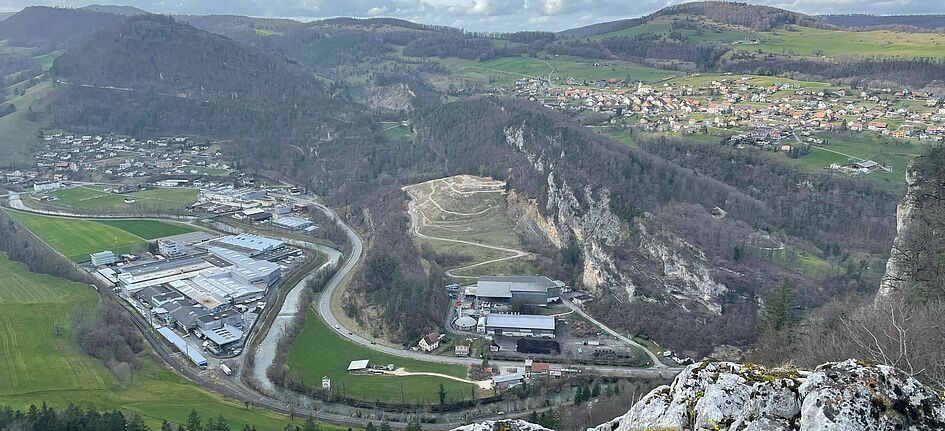 IWB wird auf der ehemaligen Kehrrichtdeponie in Liesberg einer Solaranlage zu errichten. Bild: KELSAG