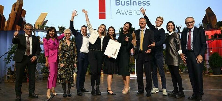 Das siegreiche Unternehmen 2024: Max Zeller Söhne AG mit Martin Haefner, Verwaltungsratspräsident AMAG Group AG (rechts), Helmut Ruhl, CEO AMAG Group AG (links), und Family Business Award-Jurypräsidentin Gabriela Manser (3.v.l.). Bild: zVg/AMAG AG