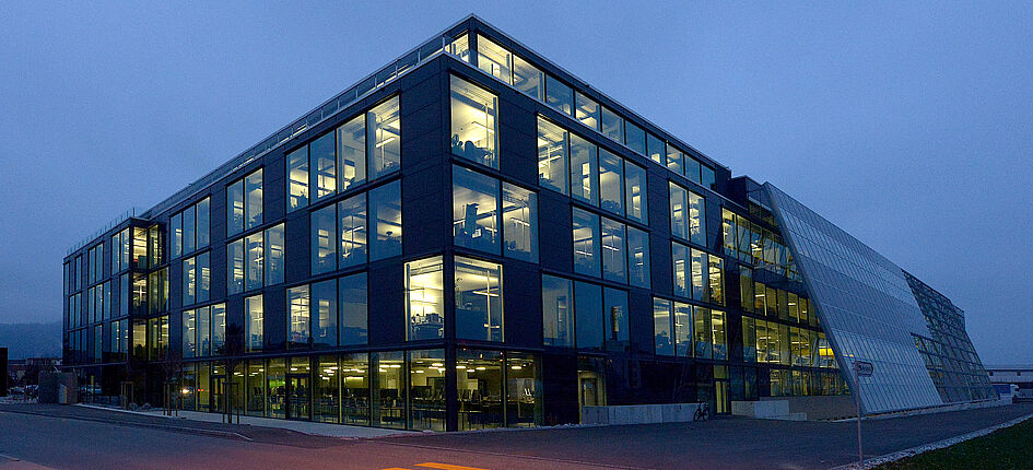 Die Zentrale von Meyer Burger Technology in Thun bei Nacht. Bild: Meyer Burger Technology AG