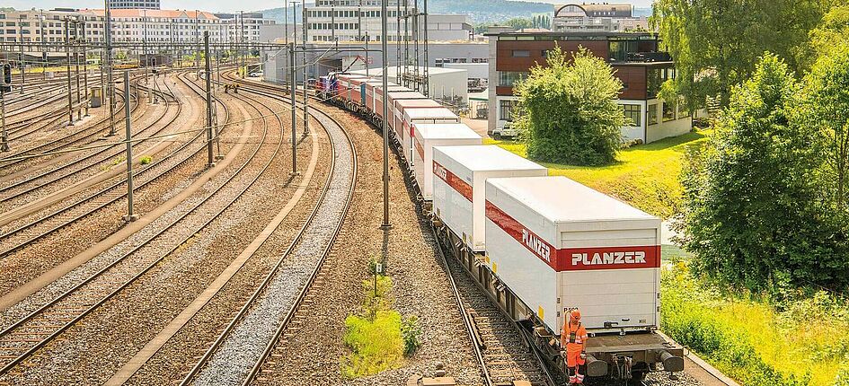 Planzer wickelt seine Transporte zu 60 Prozent über die emissionsärmere Schiene ab. Bild: Planzer Transport AG