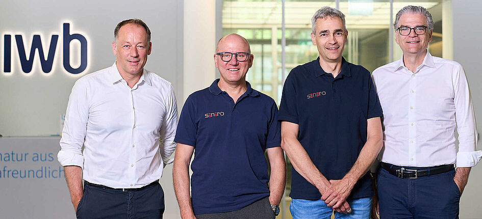 Markus Balmer, Leiter Vertrieb IWB (ganz links) und Dirk Mulzer, Leiter Unternehmensentwicklung (ganz rechts), mit den beiden CO-Geschäftsführern der Senereo AG, Urs Hari (2.von links) und Fabian Krämer (3. von links). Bild: Niels Franke/IWB