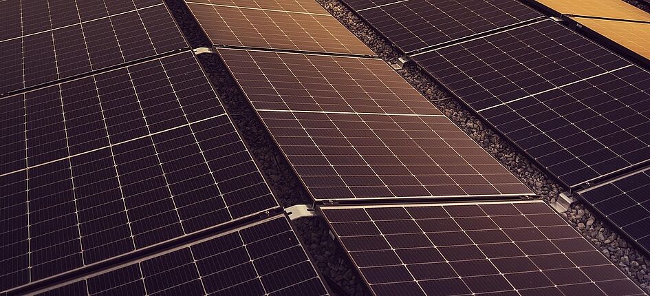 Die Bachmann-Gruppe hat ihre Solaranlage am Hauptsitz in Hochdorf erweitert und deckt nun rund 15 Prozent ihres Strombedarfs mit selbst erzeugter Solarenergie. Symbolbild: Michael_Pointner/Pixabay