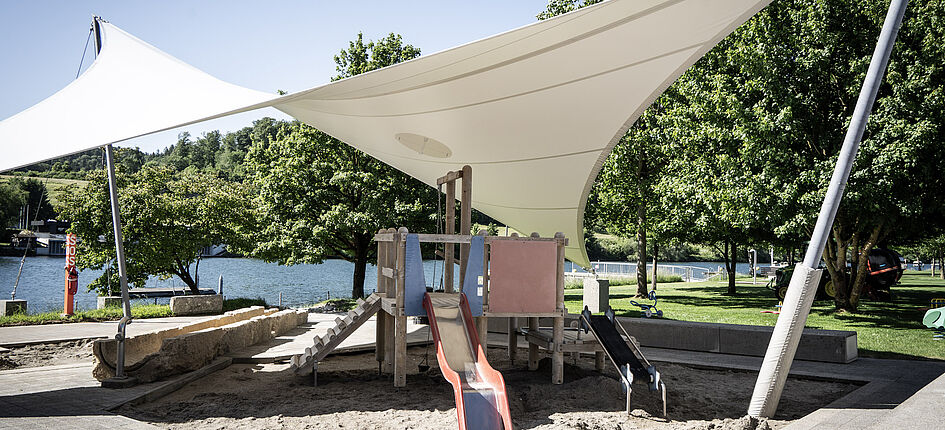 Die Bieri Tenta AG hat im Freibad Solothurn das alte Sonnensegel durch ein neues ersetzt. Bild: zVg/Bieri Tenta AG