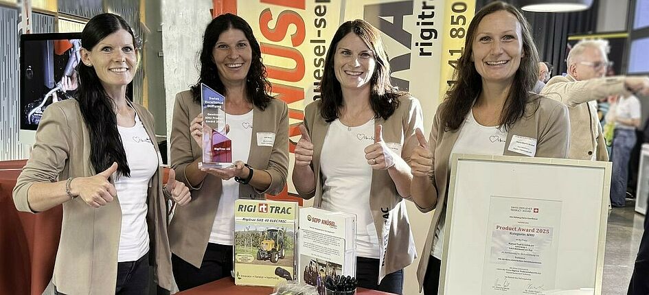 Die vier Schwestern Doris, Edith, Ruth und Theres (v.l.n.r.) der zweiten Generation der Gründerfamilie Knüsel freuen sich in Winterthur über die Auszeichnung von RIGITRAC. Bild: zVg/RIGITRAC Traktorenbau AG