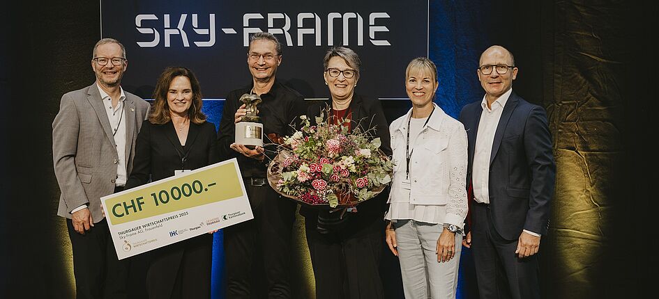 Übergabe des Thurgauer Wirtschaftspreises an Sky-Frame (v.l.n.r.): Regierungsrat Walter Schönholzer, Kris Vietze, Präsidentin Industrie- und Handelskammer Thurgau, Beat Guhl, Gründer Sky-Frame, Karin Guhl, Leiterin HR Sky-Frame, Diana Gutjahr, Präsidentin Thurgauer Gewerbeverband, Thomas Koller, Jurypräsident und Vorsitzender TKB-Geschäftsleitung. Bild: zVg/IHK Thurgau