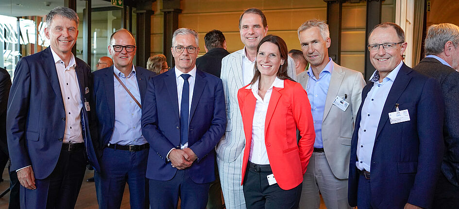 SVC-Vorstand am Rande der Mitgliederversammlung: (v.l.n.r.) Thomas Trachsler (Vorstandsmitglied SVC, die Mobiliar), Thomas Sommerhalder (Vorstandsmitglied SVC, UBS), Hans Baumgartner (SVC Präsident), Beat Brechbühl (Vorstandsmitglied SVC, Kellerhals Carrard), Franziska Bürki (designierte SVC-Geschäftsführerin), Axel Förster (Vorstandsmitglied SVC, Rychiger AG), Michael Fahrni (SVC-Geschäftsführer). Bild: zVg/SVC