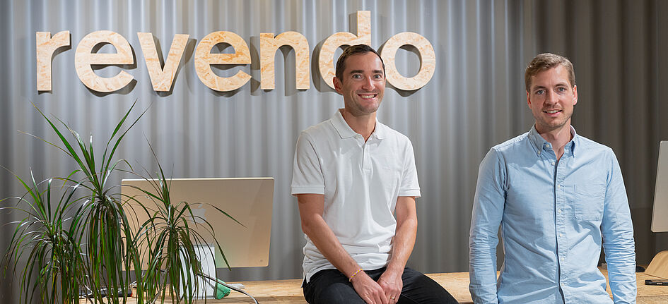 Revendo-Gründer Aurel Greiner (links) und Laurenz Ginat sichern die Qualität gebrauchter Smartphones mit einem neuen Qualitätslabel. Bild: zVg/revendo AG