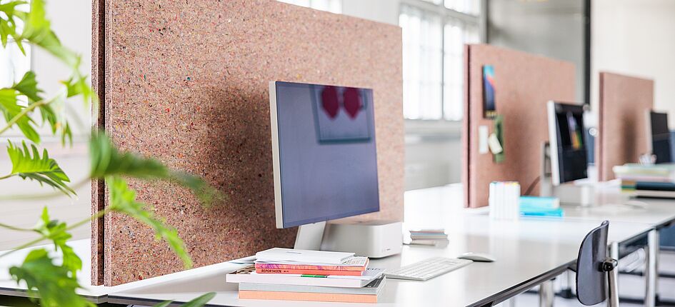 Création Baumann hat ein Verfahren für die Herstellung von Absorberplatten aus Resttextilien entwickelt. Bild: zVg/Création Baumann