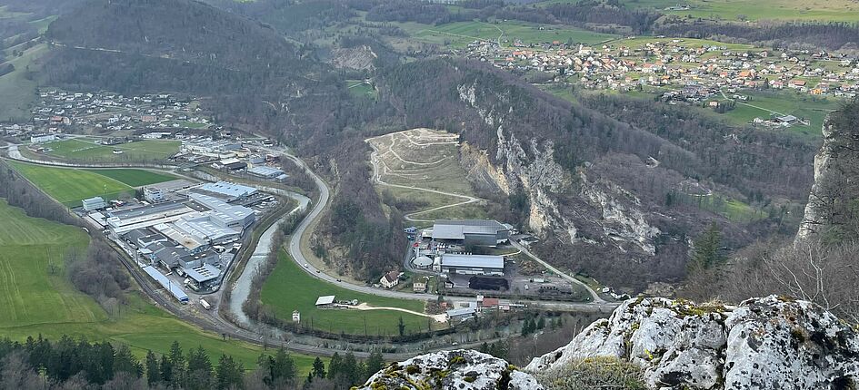 Auf dem Deponiehügel in Liesberg richtet IWB eine Solaranlage ein, die Energieproduktion mit Biodiversität verbindet. Bild: Kehrichtbeseitigung Laufental-Schwarzbubenland AG/zVg/IWB