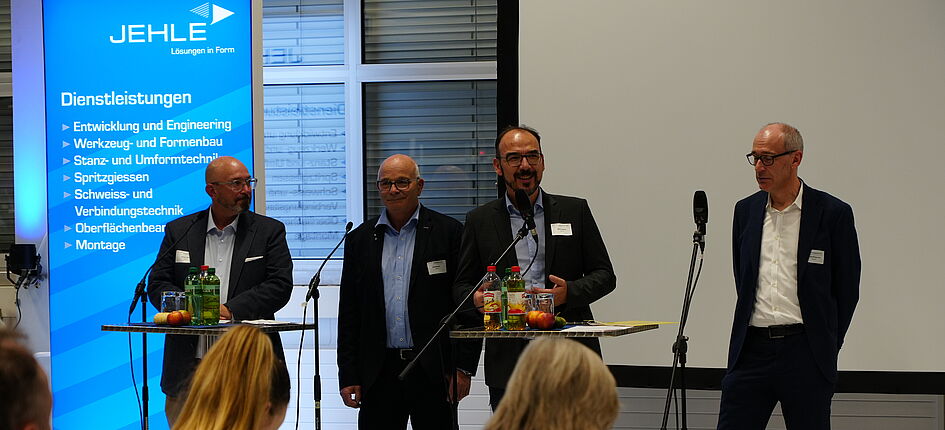 (v.l.n.r.) Raphael Jehle (Inhaber und Verwaltungsratspräsident der Jehle AG), Andy Steinacher (Grossrat und Präsident der Kommission für Volkswirtschaft und Abgaben), Martin Hummel (Leiter Verkauf und Marketing der Jehle AG) und Jean-Philippe Kohl (Vizedirektor und Leiter Wirtschaftspolitik bei Swissmem) haben das 3. Fricktaler Werkgespräch organisiert. Bild: zVg/Jehle AG