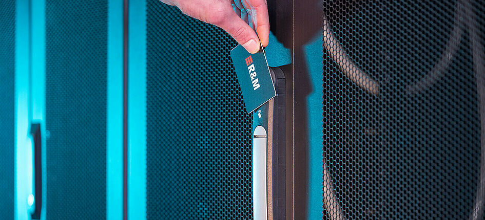 R&M führt eine funkbasierte Zutrittskontrolle für Server- und Netzwerkschränke in Rechenzentren ein. Bild: zVg/Reichle & De-Massari AG