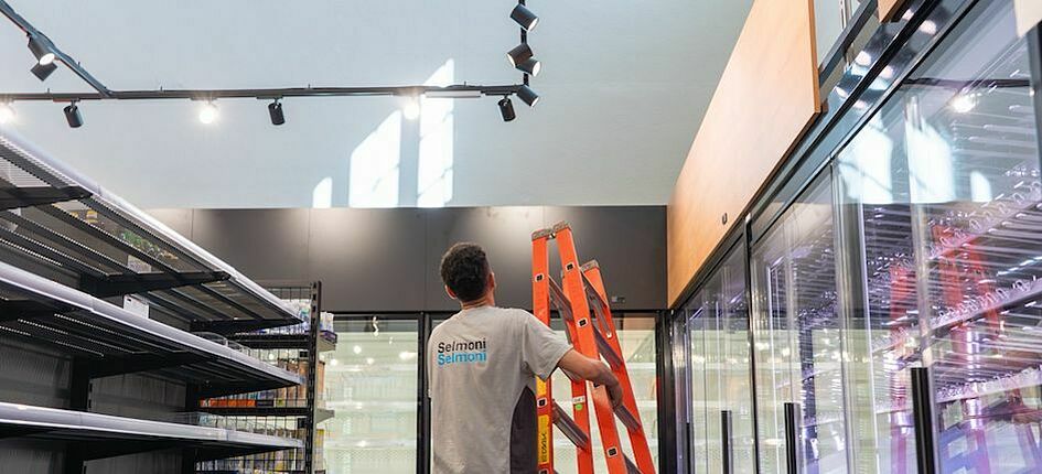 Die Ernst Selmoni AG hat die gesamte Elektroanlage in der neuen Migros-Filiale im Badischen Bahnhof in Basel realisiert. Bild: zVg/Ernst Selmoni AG