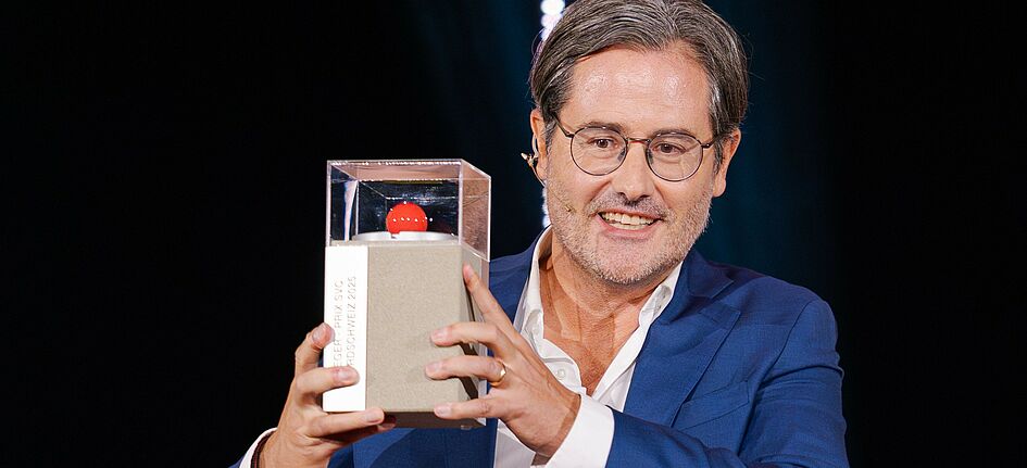 Permamed-CEO Tobias Lutz, der Gewinner des Prix SVC Nordschweiz 2025, freut sich über den Preis während der Preisverleihung am Donnerstag, 13. November 2025, im Congress Center Basel. Bild: zVg/SVC/KEYSTONE/Manuel Lopez