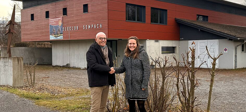 (v.l.n.r) Urs P. Amrein (Marketing-Manager, Opacc) und Jana Kupper (Co-Präsidentin Seeclub Sempach) verlängern das Hauptsponsoring um drei Jahre. Bild: zVg/Opacc Software AG