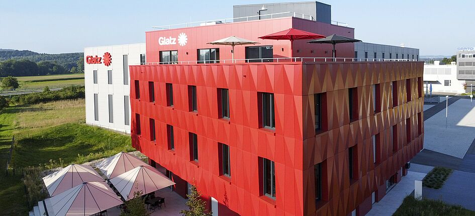 Der Neubau der Glatz AG im Norden von Frauenfeld ist dank der Fassade in der Firmenfarbe gut erkennbar. Bild: zVg/IHK Thurgau