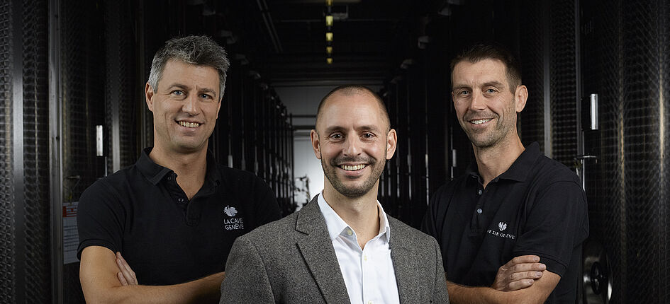 Generaldirektor Jérome Leupin (Mitte) und das Team der Cave de Genève SA freuen sich über den Gewinn von drei Silbermedaillen beim Internationalen Gamay-Wettbewerb. Bild: zVg/La Cave de Genève SA