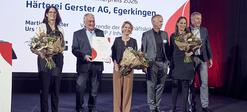 Verleihung des Unternehmerpreises (v.l.n.r.): Martina und Urs Gerster, Regierungsrätin Sibylle Jeker, Markus Boss (Regiobank), Jury-Mitglied Nina_Spielmann, Rolf Riechsteiner (Präsident Solothurner Handelskammer). Bild: zVg/Nils Sandmeier/Kanton Solothurn