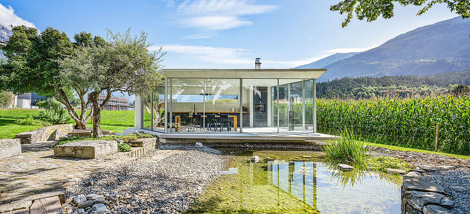 Sky-Frame AG hat nun einen digitalen Produktpass mit Cradle to Cradle-Kompass lanciert; er zeigt, inwieweit ihre rahmenlosen Schiebefenster dem strengen Kreislaufwirtschaftsprinzip Cradle to Cradle entsprechen. Bild: Sky-Frame AG