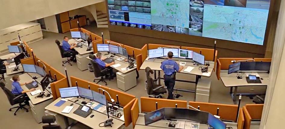 WEYTEC hat bereits seit einigen Jahren ein System in der Kantonalen Notrufzentrale Aargau in einem Kontrollraum eingerichtet. Bild: Video-Screenshot / WEYTEC
