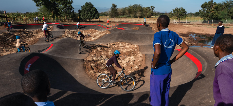 Velosolutions hat in diesem Winter Pumptracks unter anderem am Fuss des Kilimandscharo in Tansania errichtet. Bild: zVg/Velosolutions Schweiz GmbH