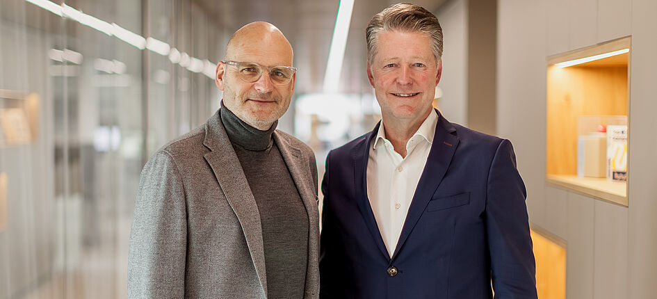 Stefan Slamanig, Inhaber und CEO der Obrist interior AG (links), begrüsst Jean-Marc Devaud (rechts) als neues Mitglied im Verwaltungsrat des Unternehmens.
 Bild: zVg/OBRIST interior AG