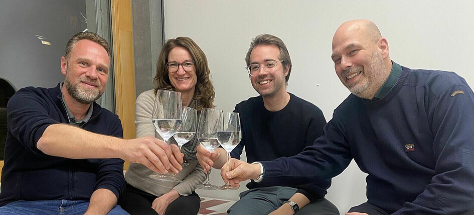 (v.l.n.r) Björn Lindner (Leiter Innovation bei Planzer), Maike Scherrer (Professorin an der ZHAW School of Engineering), Joel Weingart (Doktorand am Institut für Nachhaltige Entwicklung der ZHAW) und Michael Stoll (Geschäftsführer der Planzer Synergistics AG) haben das Planzer Logistics Research Lab offiziell eingeweiht. Bild: zVg/Planzer Transport AG