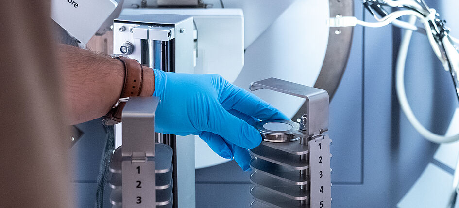 Le jumeau de cet échantillon se trouve sur la face extérieure de l'ISS dans le cadre de l'expérience « SESAME ». Image : Empa