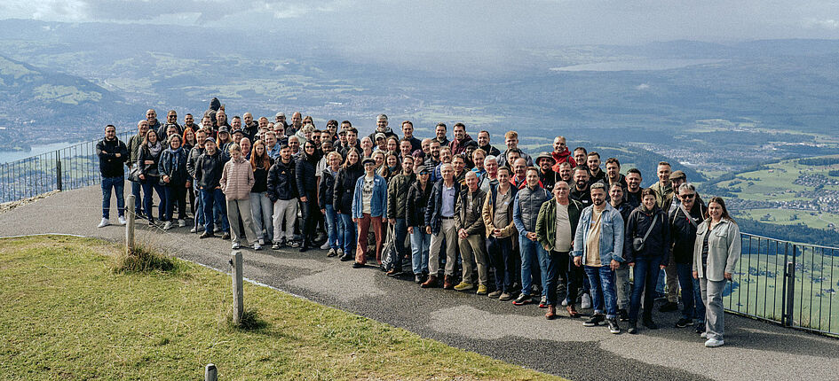 Bieri Tenta AG hat die zweite Projektserie zur Lieferung von Verdecken für die Flotte der DURO-Militärfahrzeuge abgeschlossen; Im Bild das Bieri Tenta-Team. Bild: zVg/Bieri Tenta AG