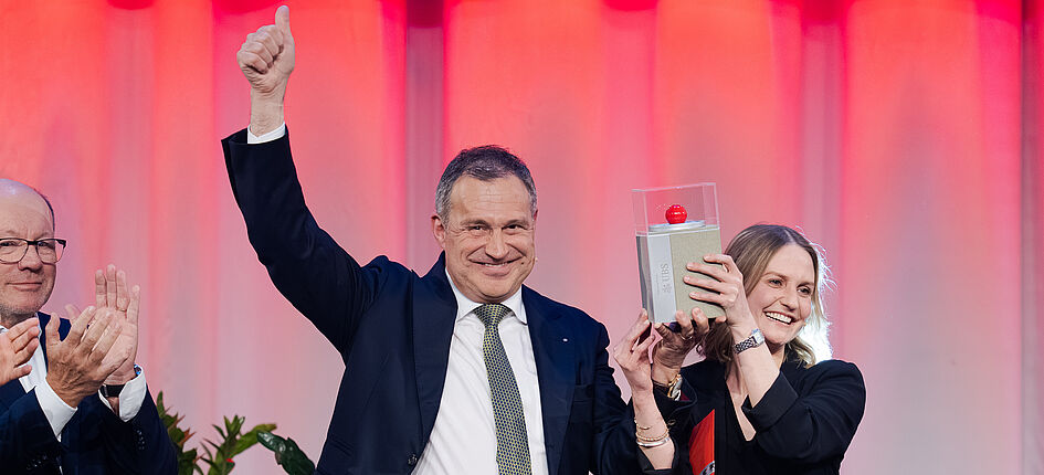 Julienne et Rudolf Gasser de Gasser Ceramic reçoivent le Prix SVC Espace Mittelland 2025 ; à l'avenir, il sera décerné sous le nom de Prix SVC Espace économique de Berne. Image : SVC/Keystone/Manuel Lopez