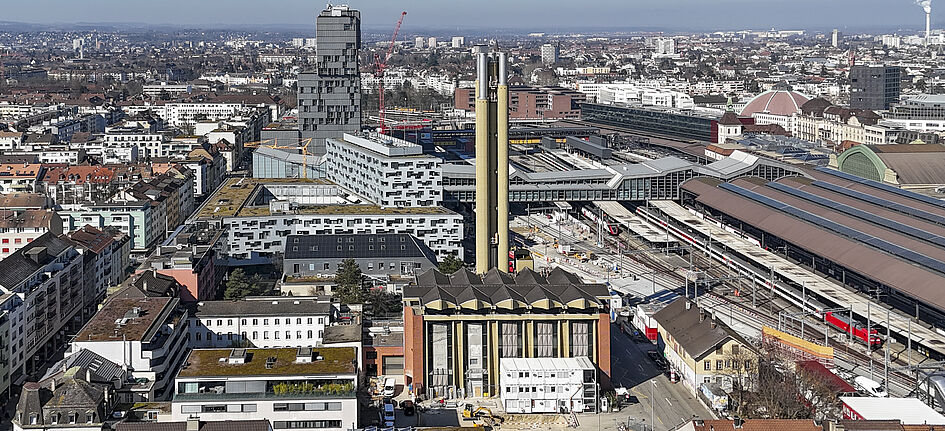 Die Umstellung des Heizwerks Bahnhof von Erdgas auf Holzpellets erlaubt die Einsparung von 23'000 Tonnen CO2. Bild: Industrielle Werke Basel