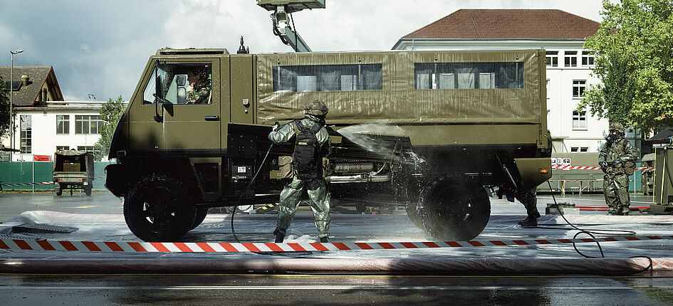 Bieri Tenta AG hat die zweite Projektserie zur Lieferung von Verdecken für die Flotte der DURO-Militärfahrzeuge abgeschlossen. Bild:  VBS/DDPS - Thomas Aemmer