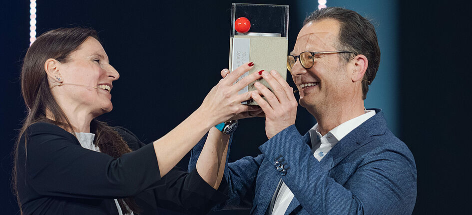 Andreas Tischhauser von der Tisca Tischhauser AG, Gewinner des Prix SVC Ostschweiz 2026, und SVC-Geschäftsführerin Franziska Bürki bei der Preisverleihung in den Hallen der Olma Messen St. Gallen. Bild: zVg/SVC/Keystone/Manuel Lopez