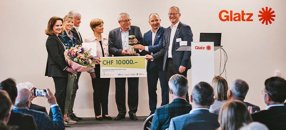 Die Frauenfelder GLATZ AG hat den Thurgauer Wirtschaftspreis erhalten; im Bild (v.l.n.r) IHK-Präsidentin Kris Vietze, Diana Gutjahr, (Präsidentin Thurgauer Gewerbeverband), Urs Lehner (CEO GLATZ), Christa Glatz, Markus Glatz (Inhaber & VRP), Jury-Präsident Thomas Koller und Regierungsrat Walter Schönholzer. Bild: zVg/IHK Thurgau