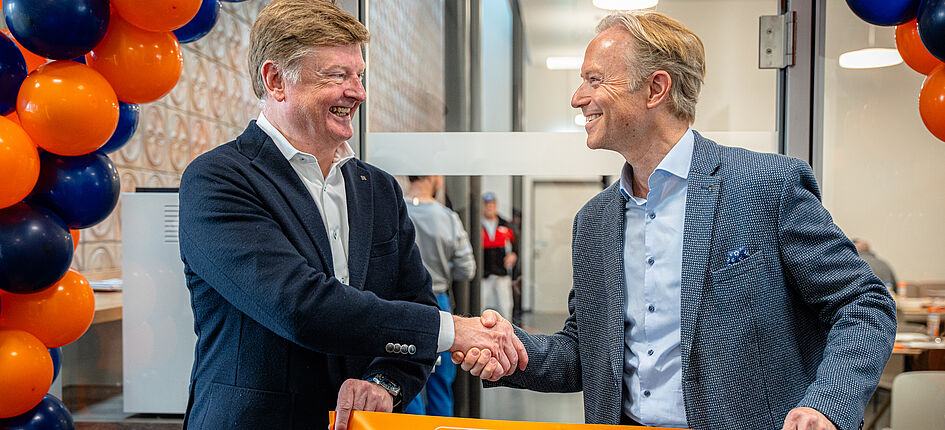 (v.l.n.r) Cédric Boehm (CEO von Nestlé Schweiz) und Christoph Zweifel (Zweifel-CEO), deren Unternehmen gemeinsam eine Mayonnaise entwickelt haben. Bild: Nestlé Schweiz