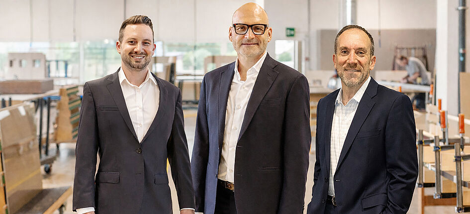 (v.l.n.r.) Corrado Tona, Stefan Slamanig und Todd Weizmann haben die Übernahme der amerikanischen Display Craft Manufacturing Co. von Obrist interior AG bekanntgegeben. Bild: zVG/Obrist interior AG