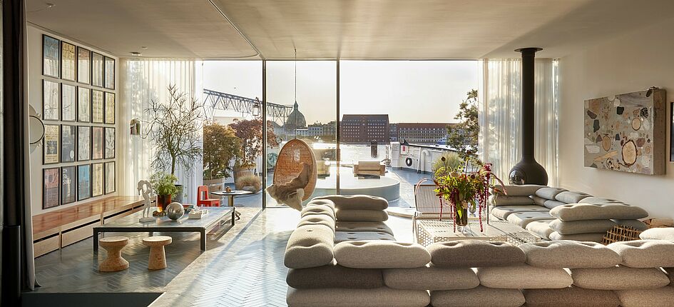 Der Korrosionsindex soll bestehende Erfahrungswerte von Fenster von Sky-Frame einbeziehen; im Bild ein Sky-Frame-Fenster in einem schwimmenden Haus der dänischen Bjahrke Ingels Group. Bild: Sky-Frame AG