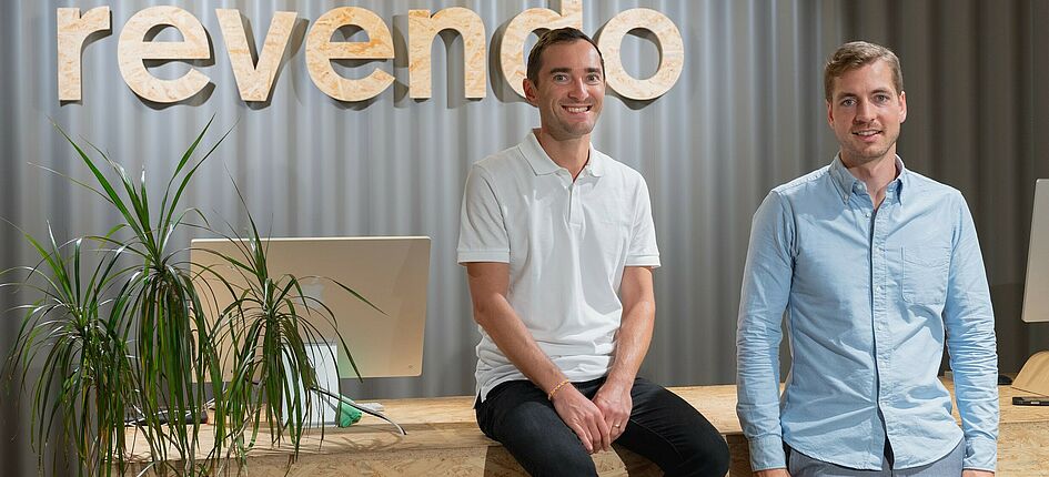 Die revendo-Gründer Aurel Greiner (links) und Laurenz Ginat. Bild: zVg/revendo AG
