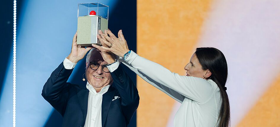 Paul Villiger, CEO Villiger Entsorgungssysteme AG, nimmt den Prix SVC Aargau Solothurn 2026 entgegen, rechts SVC-Geschäftsführerin Franziska Bürki. Bild: SVC/Keystone/Manuel Lopez