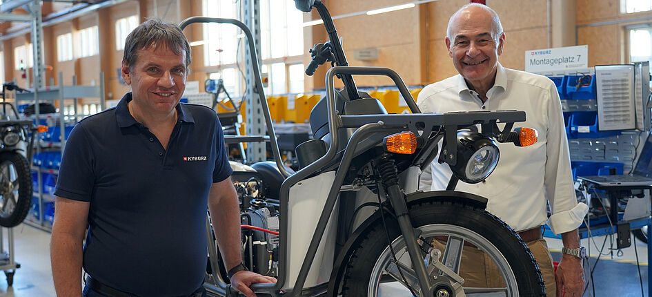 Die SIC Group AG hat Kyburz übernommen; im Bild (v.l.n.r) Martin Kyburz (Gründer der KYBURZ Switzerland AG) und Stefano Zatti (Verwaltungsrat der SIC Group AG). Bild: KYBURZ Switzerland AG